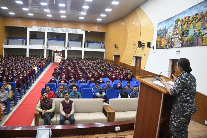 session on Etiquette, Personal Grooming and Effective Communication was conducted for the cadets and the staff at Sainik School Ghorakhal by the Vice Principal, Cdr Archana Choudhary.
